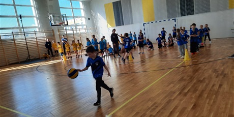 Powiększ grafikę: sztafety-sprawnosciowe-wyscigi-rzedow--686510.jpg