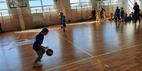 Powiększ grafikę: sztafety-sprawnosciowe-wyscigi-rzedow--686511.jpg