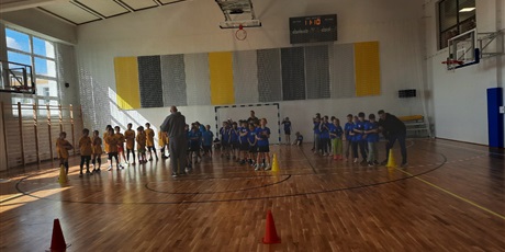 Powiększ grafikę: sztafety-sprawnosciowe-wyscigi-rzedow--686515.jpg