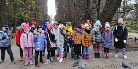 Uczniowie 2a na spacerze w parku w Oliwie.