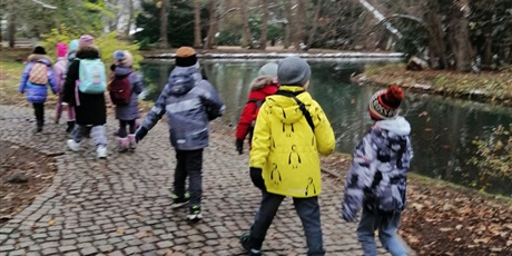 Powiększ grafikę: Uczniowie 2a na spacerze w parku w Oliwie