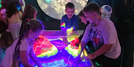 Powiększ grafikę: Uczniowie 2a na wystawie interaktywnej w Hevelianum