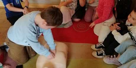 Powiększ grafikę: Uczniowie 2a uczą się udzielać pierwszej pomocy. 