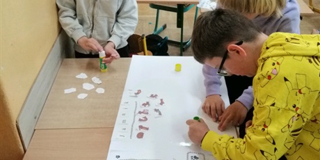 Uczniowie klasy 1a pracowali nad projektem edukacyjnym "Nasze ulubione zwierzątka"