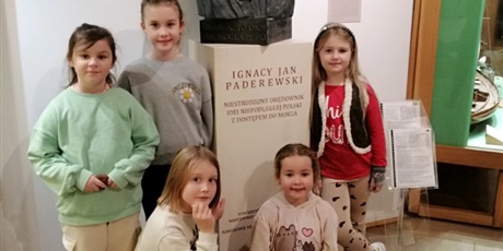 Powiększ grafikę: Uczniowie klasy 2a i Ojcowie Niepodległości Polski w przededniu Narodowego Święta 11 listopada. 