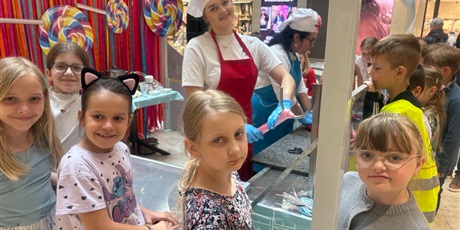 Powiększ grafikę: Uczniowie klasy 2a w Fabryce Lizaka
