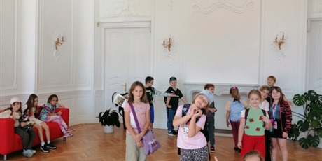 Powiększ grafikę: Uczniowie klasy 2a zwiedzają Pałac Opatów.