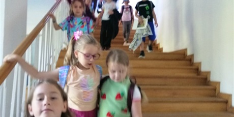 Powiększ grafikę: Uczniowie klasy 2a zwiedzają Pałac Opatów.