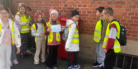 Powiększ grafikę: Uczniowie klasy 3a na poczcie.