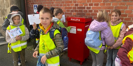Powiększ grafikę: Uczniowie klasy 3a na poczcie.
