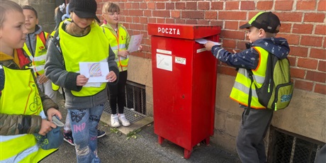 Powiększ grafikę: Uczniowie klasy 3a na poczcie.