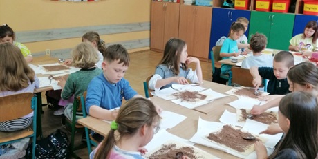 Uczniowie z 1a przygotowują słodki poczęstunek dla rodziców
