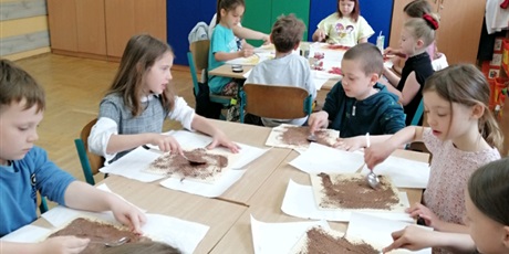 Powiększ grafikę: Uczniowie z 1a przygotowują słodki poczęstunek dla rodziców