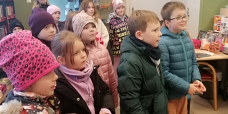 Uczniowie z 2a pamiętali o urodzinach "Kota i myszy" - ulubionej biblioteki
