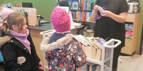 Powiększ grafikę: Uczniowie z 2a pamiętali o urodzinach "Kota i myszy" - ulubionej biblioteki. 