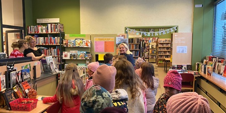 Powiększ grafikę: Uczniowie z 2a pamiętali o urodzinach "Kota i myszy" - ulubionej biblioteki. 