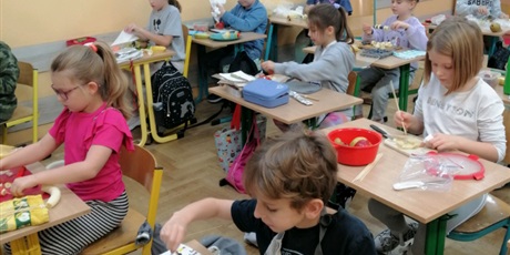Powiększ grafikę: Uczniowie z 2a przygotowali pyszne i zdrowe szaszłyki warzywo - owocowe. 