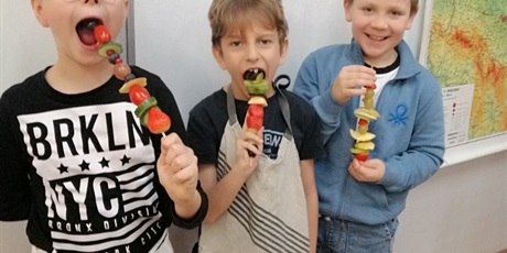 Powiększ grafikę: Uczniowie z 2a przygotowali pyszne i zdrowe szaszłyki warzywo - owocowe. 