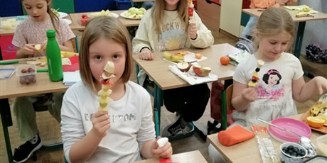 Uczniowie z 2a przygotowali pyszne i zdrowe szaszłyki warzywo - owocowe