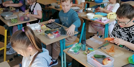 Powiększ grafikę: Uczniowie z 2a przygotowali pyszne surówki warzywo - owocowe rozpoczynając projekt "Zdrowo i sportowo". 