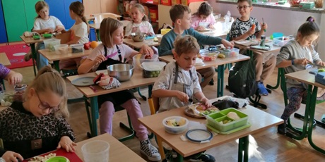 Uczniowie z 2a przygotowali pyszne surówki warzywo - owocowe rozpoczynając projekt "Zdrowo i sportowo"