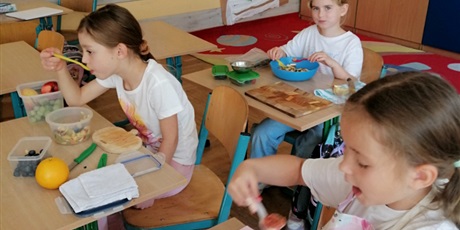 Powiększ grafikę: Uczniowie z 2a przygotowali pyszne surówki warzywo - owocowe rozpoczynając projekt "Zdrowo i sportowo". 