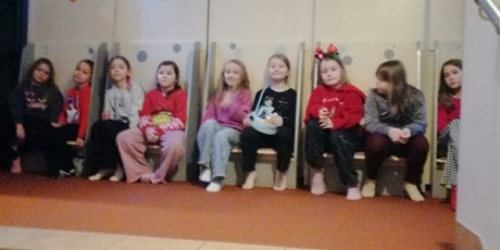 Uczniowie z 2a w Mostowni na przedstawieniu "Piko i Miko podejmują świąteczne ryzyko".