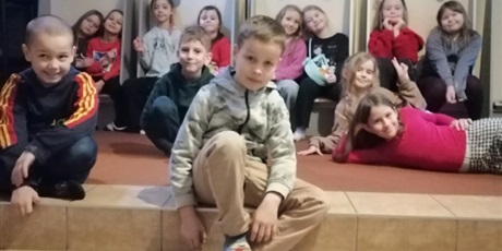 Powiększ grafikę: Uczniowie z 2a w Mostowni na przedstawieniu "Piko i Miko podejmują świąteczne ryzyko".