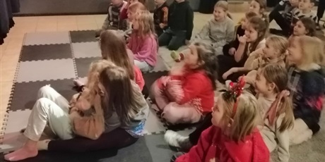 Powiększ grafikę: Uczniowie z 2a w Mostowni na przedstawieniu "Piko i Miko podejmują świąteczne ryzyko".