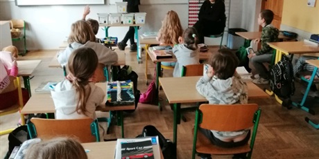 Powiększ grafikę: Uczniowie z 2a wzięli udział w zajęciach "Edukacja - segregacja" w ramach Programu "Czyste Miasto Gdańsk". 