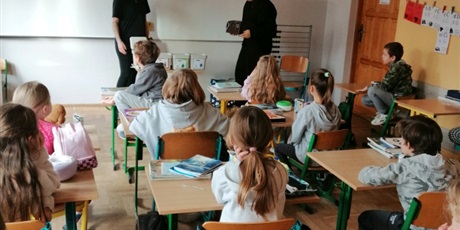 Powiększ grafikę: Uczniowie z 2a wzięli udział w zajęciach "Edukacja - segregacja" w ramach Programu "Czyste Miasto Gdańsk". 