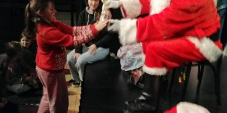 Powiększ grafikę: Uczniowie z klasy 2a na spotkaniu ze Świętym Mikołajem. 