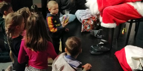 Powiększ grafikę: Uczniowie z klasy 2a na spotkaniu ze Świętym Mikołajem. 