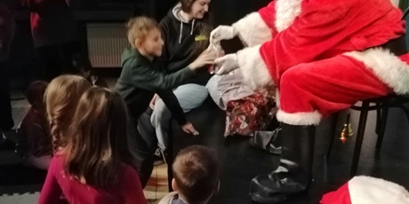 Powiększ grafikę: Uczniowie z klasy 2a na spotkaniu ze Świętym Mikołajem. 