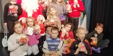 Uczniowie z klasy 2a na spotkaniu ze Świętym Mikołajem.