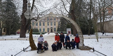 Powiększ grafikę: 4 i 5 - Uczniowie przy budynku Muzeum Narodowego.