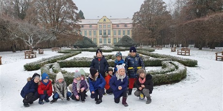 Powiększ grafikę: 4 i 5 - Uczniowie przy budynku Muzeum Narodowego.