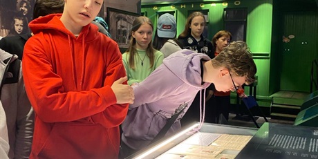 Interaktywne zwiedzanie Muzeum Emigracji przez uczniów klasy 8b