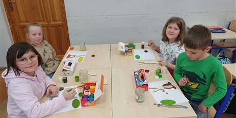Powiększ grafikę: 1 - 3 - Dzieci w grupach malują farbami zajączka.